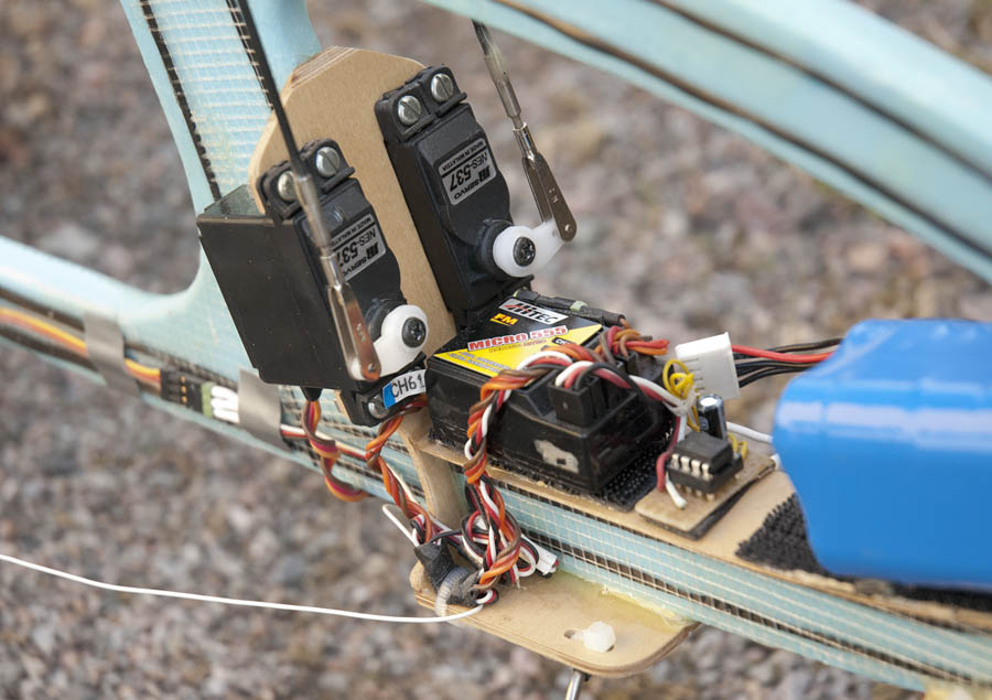 Two strong servos tilt the rotor. 